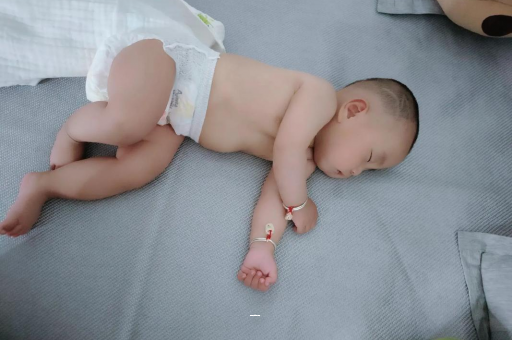 梁山宝宝脚心出汗怎么回事